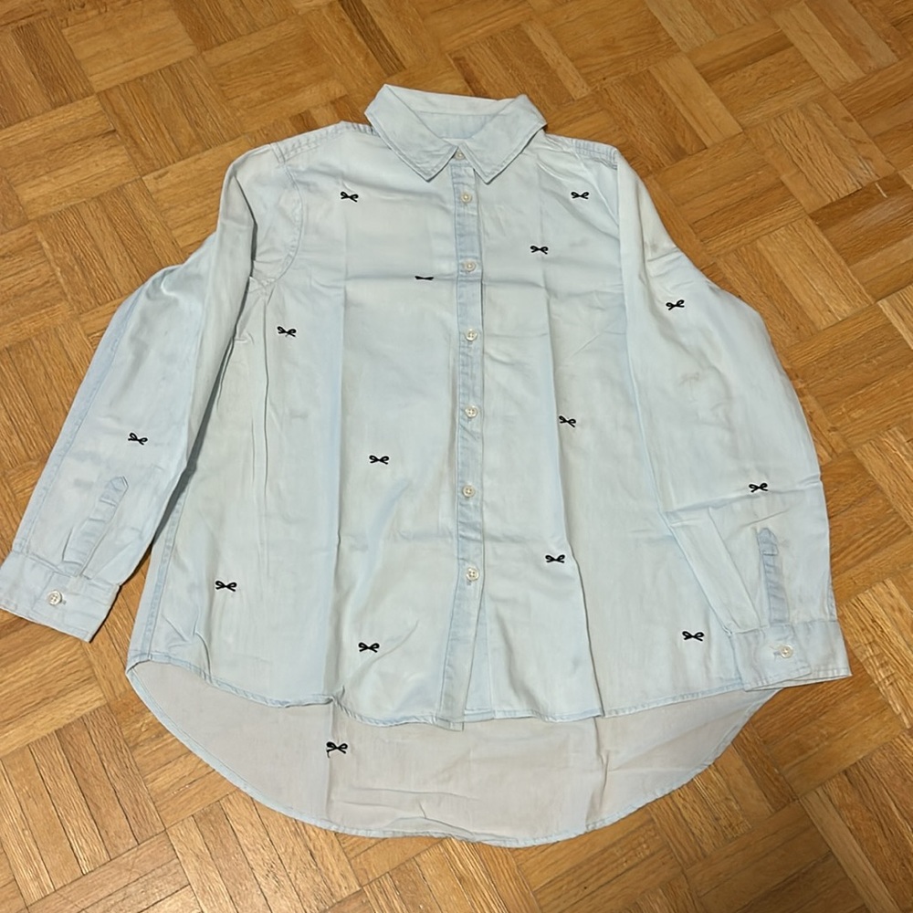 The GREAT. Light Blue Button-Up Shirt with Bow Embroidery